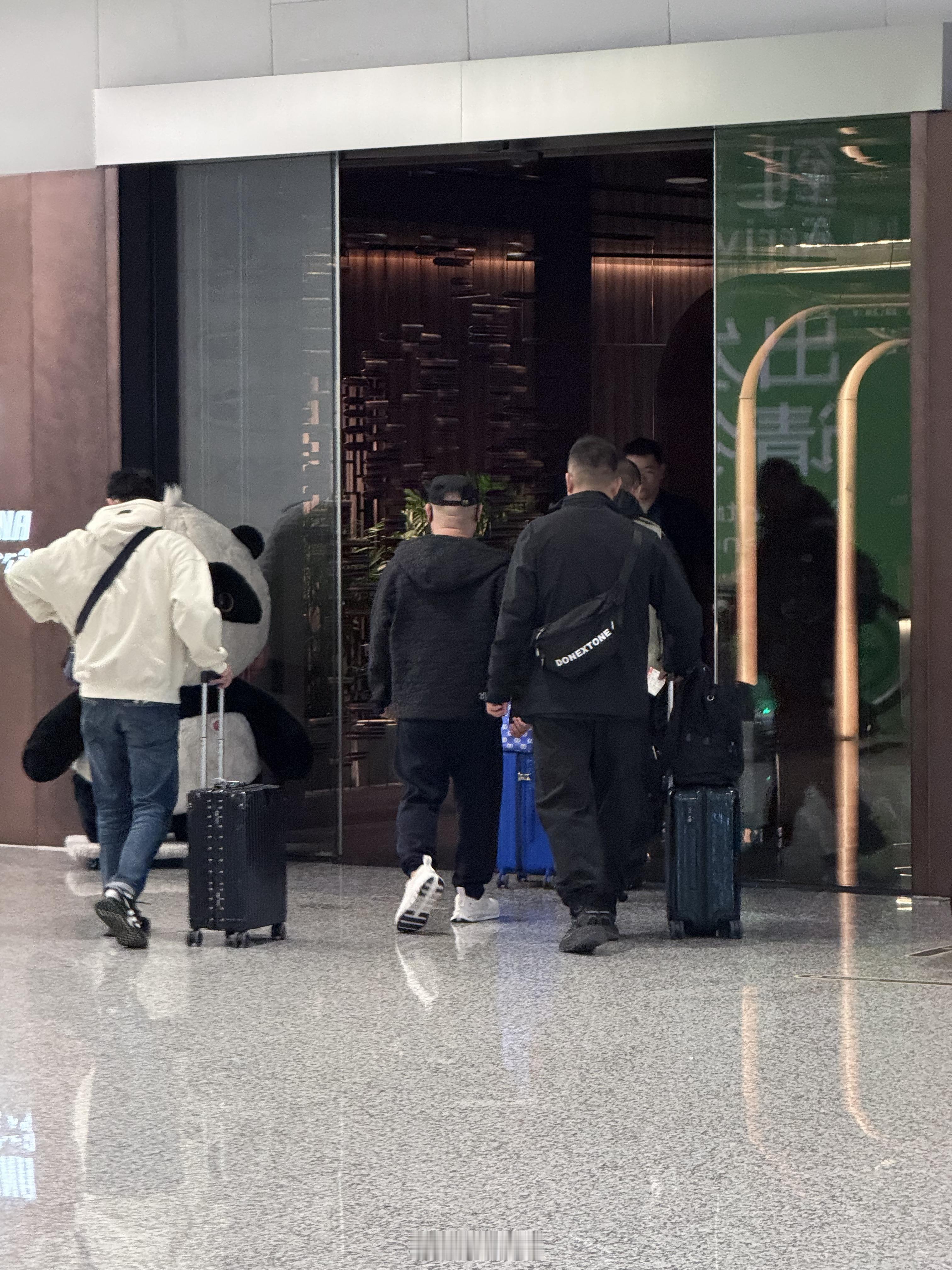 其实我真没认出来，但我一眼出腰果鸡丁了[允悲] 我更愿意跟侯震老师合影，因为我也