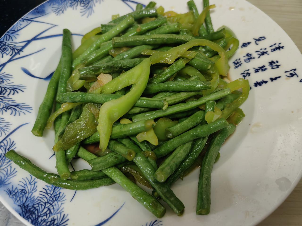 尖椒豇豆盖浇饭。