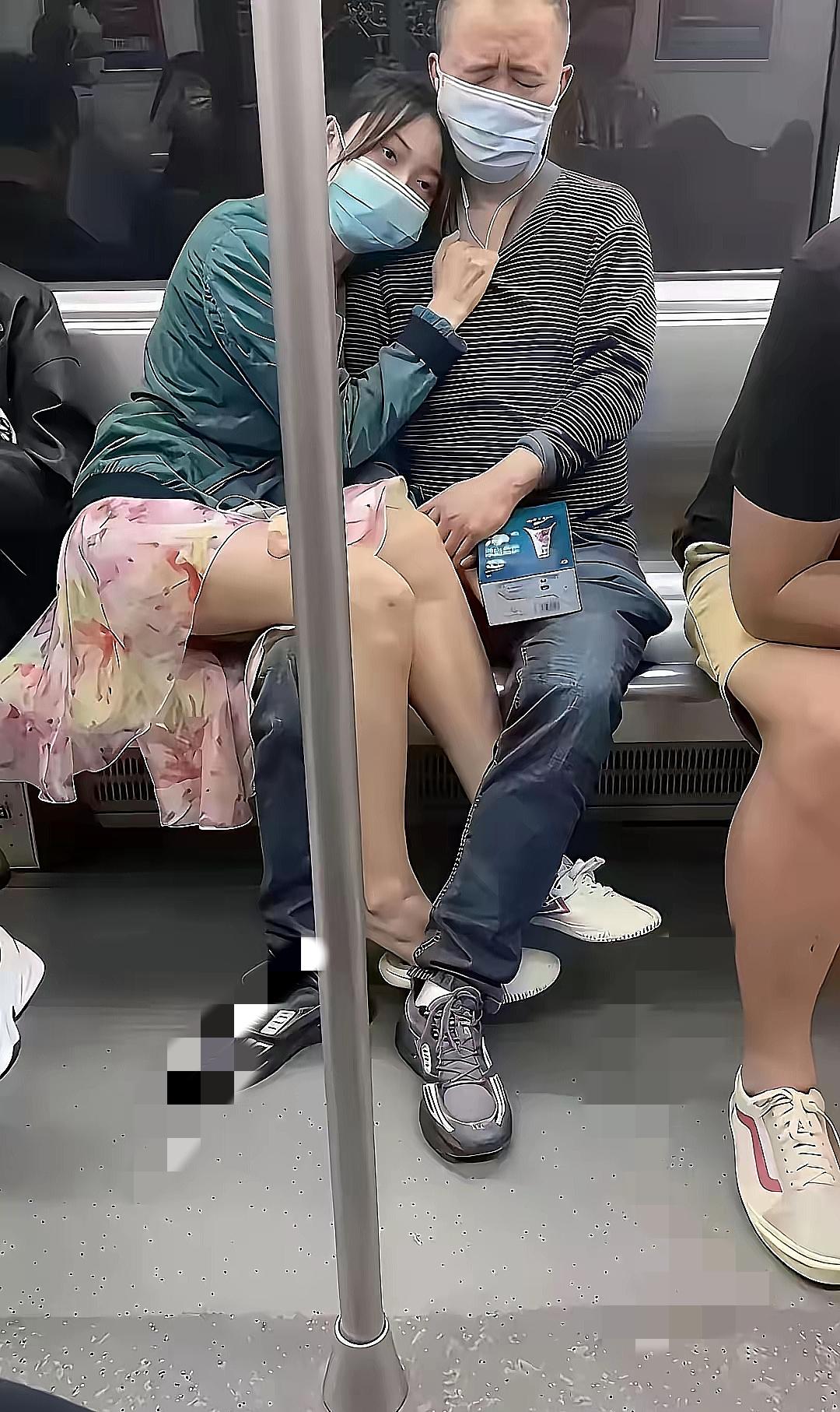 地铁里这幕真
把我看愣了！
一个看着二十来岁的姑娘，直接把

腿搭在旁边大叔腿上