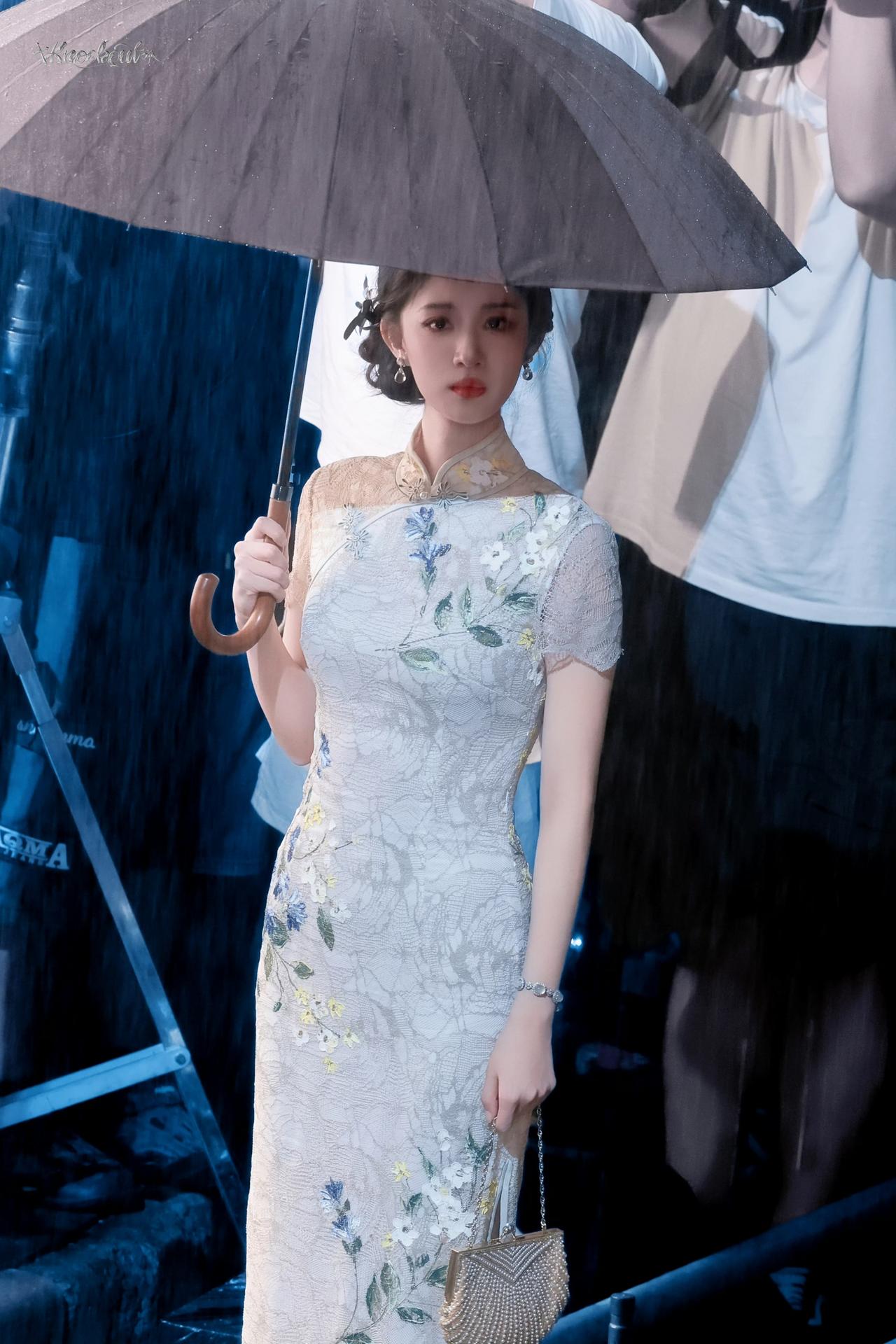 王楚然这腰臀比、这肩颈线，把旗袍穿活了！