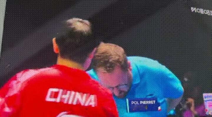 孙颖莎这波直接把实力换尊重焊死在赛场上了！和瑞典队比赛还没开打，裁判居然先对着莎