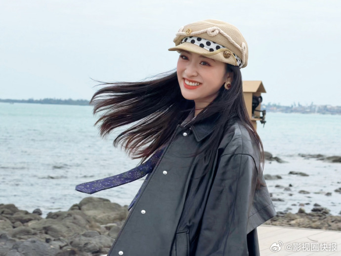 沈月抱着必出图的决心来的 漫步沙滩记录美好，单人照清新脱俗，合照欢乐满满，今晚锁