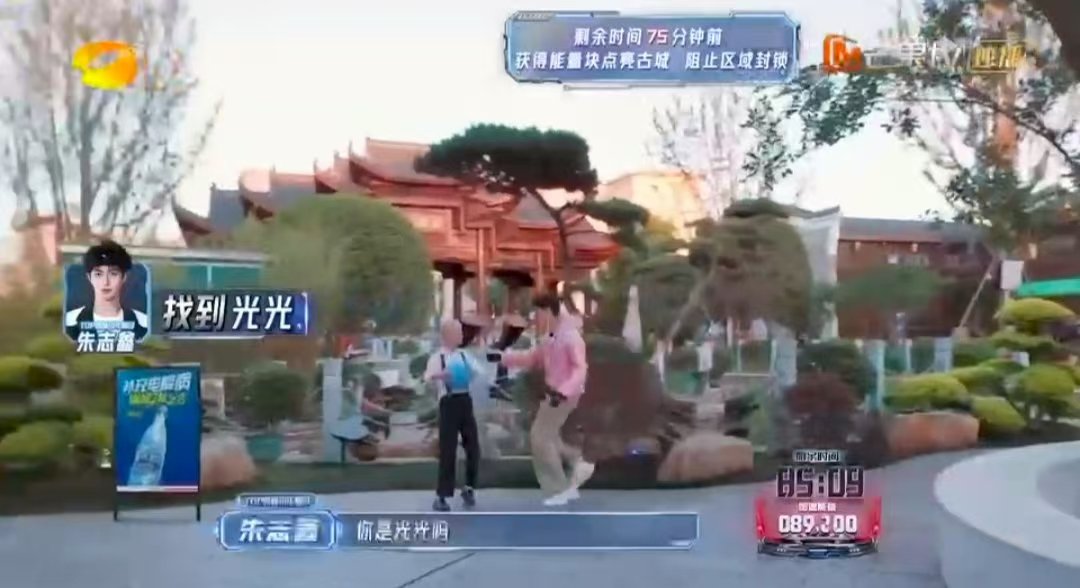  朱志鑫刷新躲猎人成就全员加速中 朱志鑫在节目里的综艺感真的太上头了，全程搞笑不