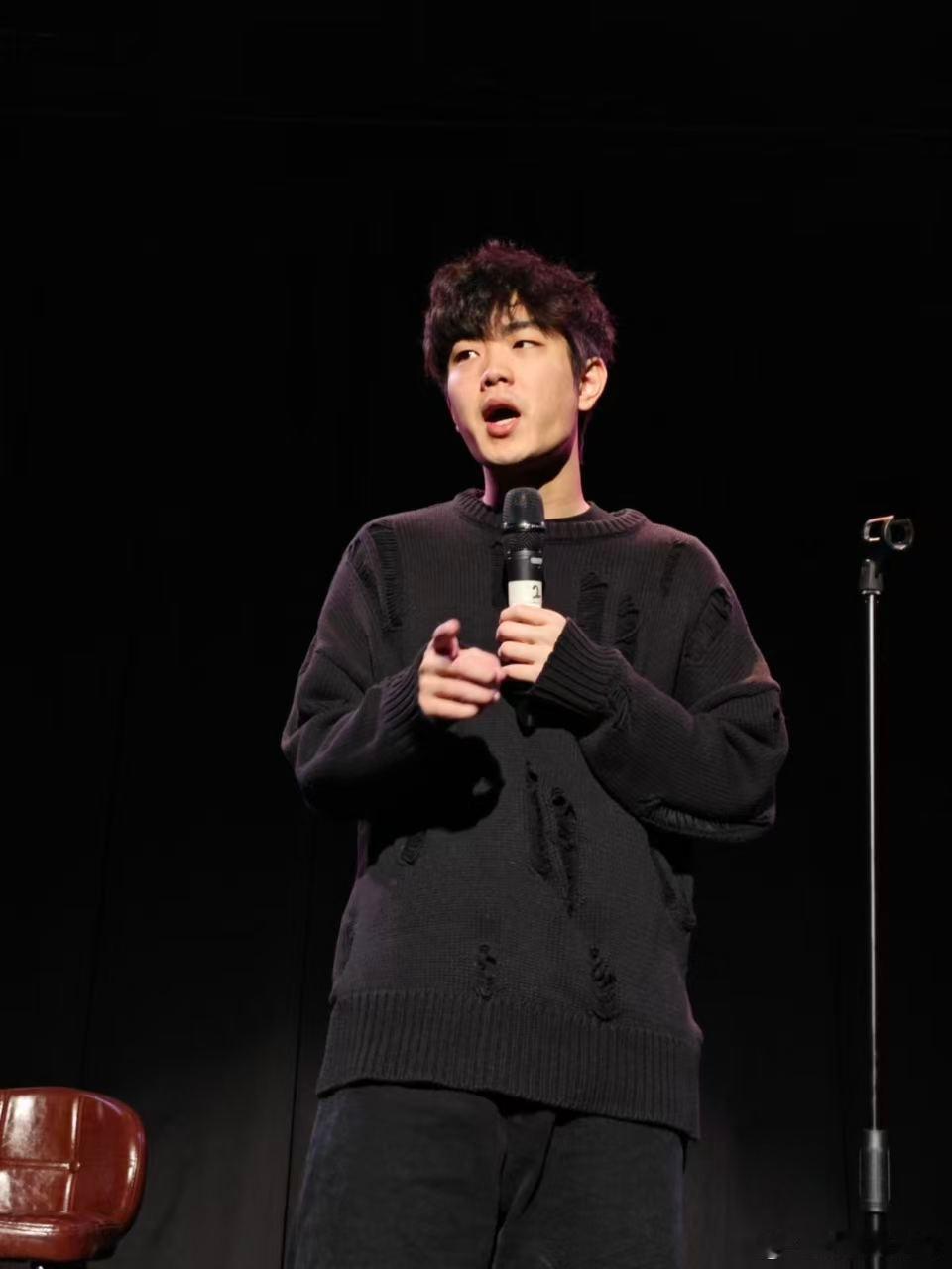 郭麒麟吐槽林简七缺德喜剧之王单口季 林简七把温情和恶搞融合在一起，这种矛盾感正是