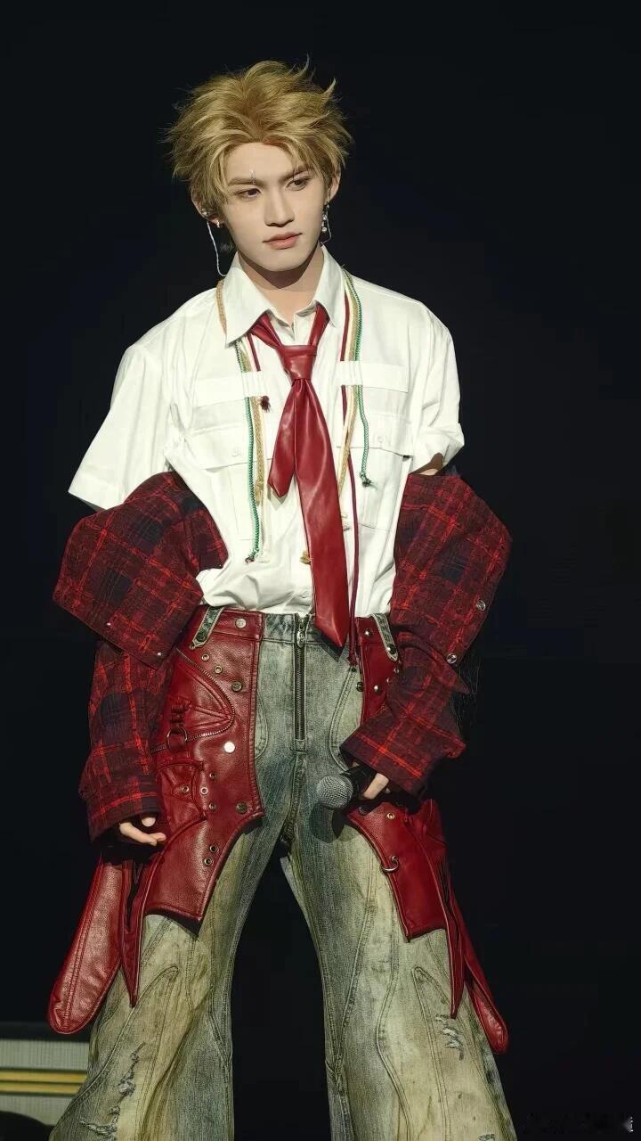 红色云旗好帅！他真的很适合红色，特别的热烈！这个妆造五官更立体了， 眉眼更深邃了