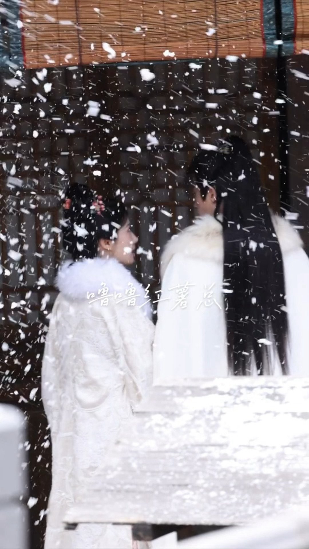 谁来懂一下檀健次这个双臂环抱……谁来懂一下卢昱晓这个甜蜜的眼神……雪景和爱人，好