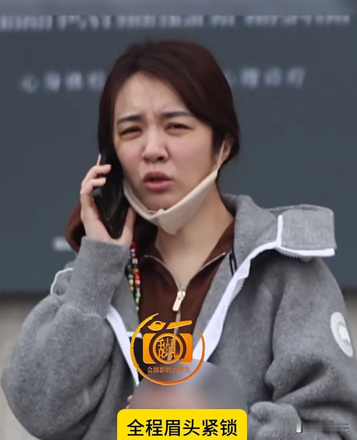 没想到明星私底下比我们普通人都随意。

王晓晨穿着灰色连帽运动外套，下面穿着连帽