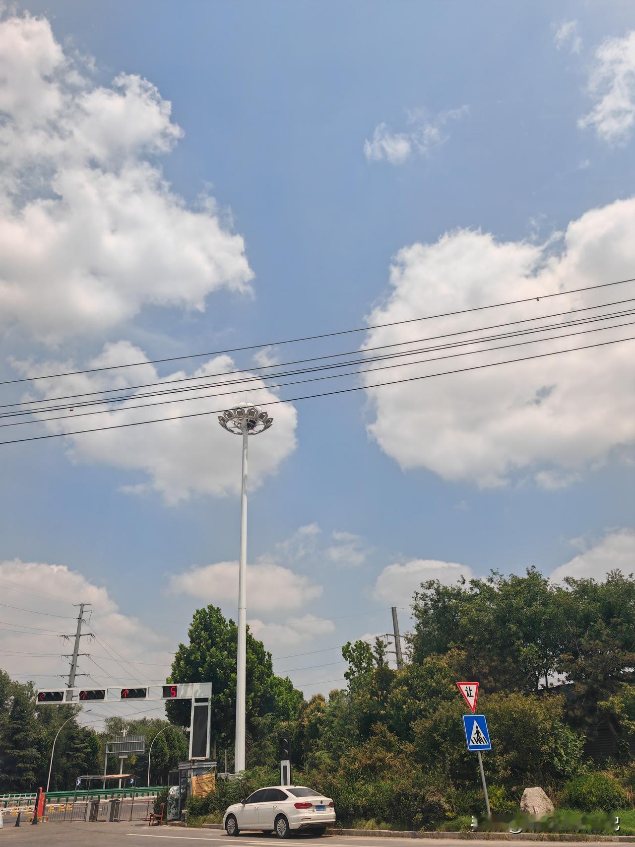回趟娘家匆匆忙忙，早晨七点半我和老公开车从家里出发，走的是国道，接近两个小时到了