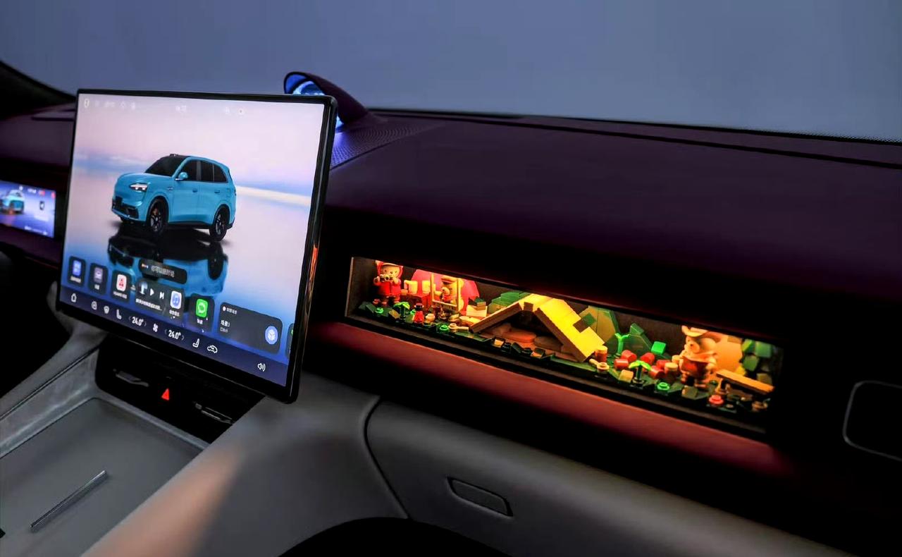 问界M6的副驾驶这里并不是屏幕，而是可以DIY的空间！

可以放上自己任何想放的