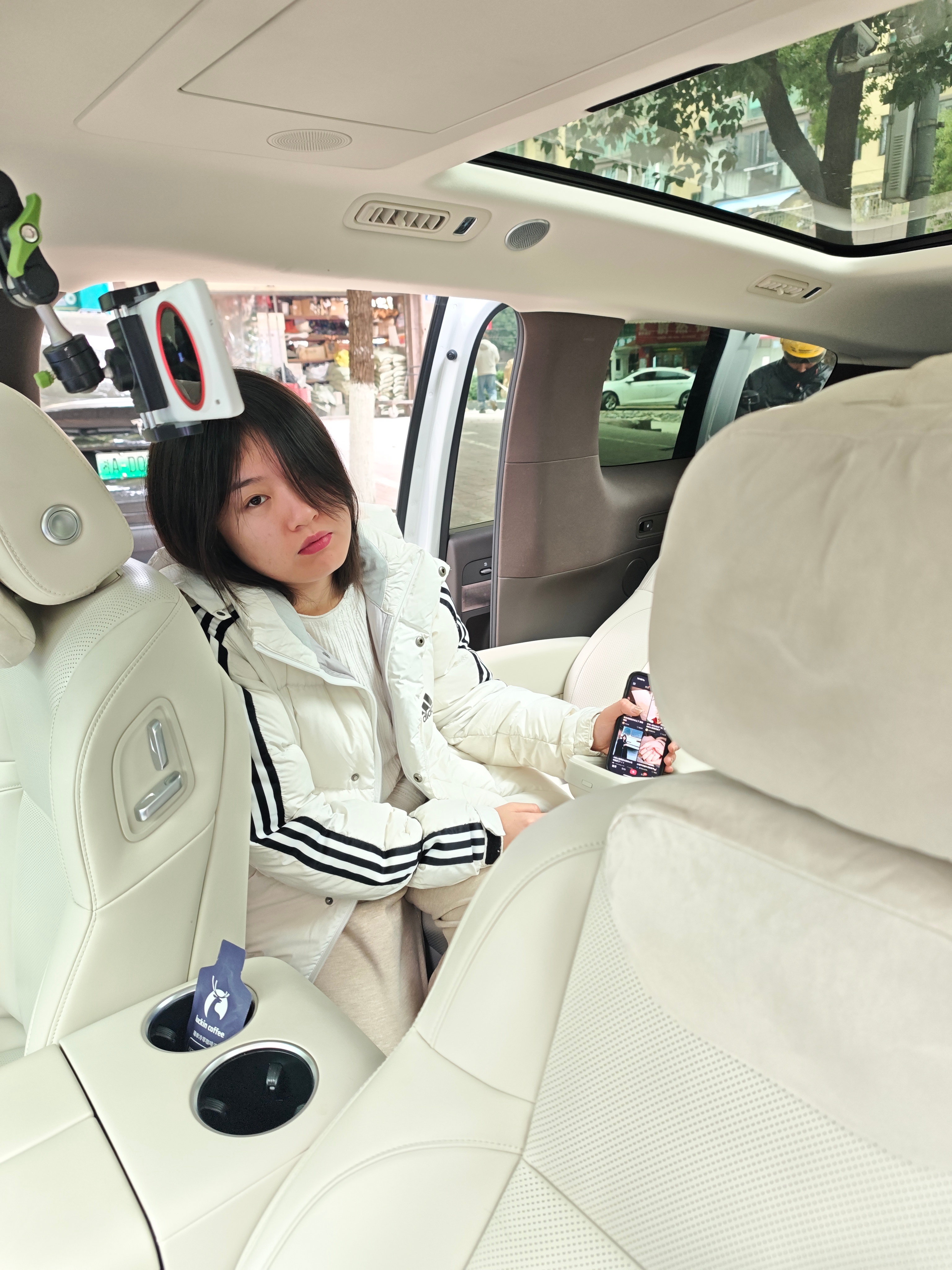 带我未婚妻出来吃黄焖鸡，她不乐意，非得让我抱她才肯下来 