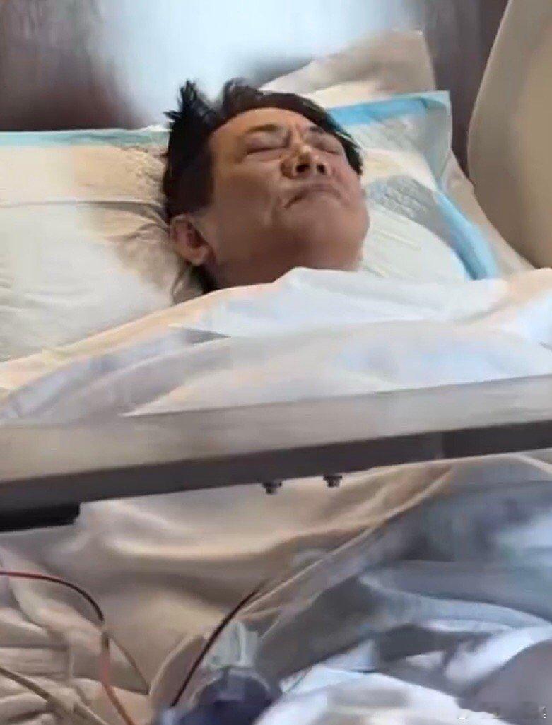 李连杰生病住院  李连杰的一些照片。李连杰比同龄的明星看上去苍老很多。图1、2是
