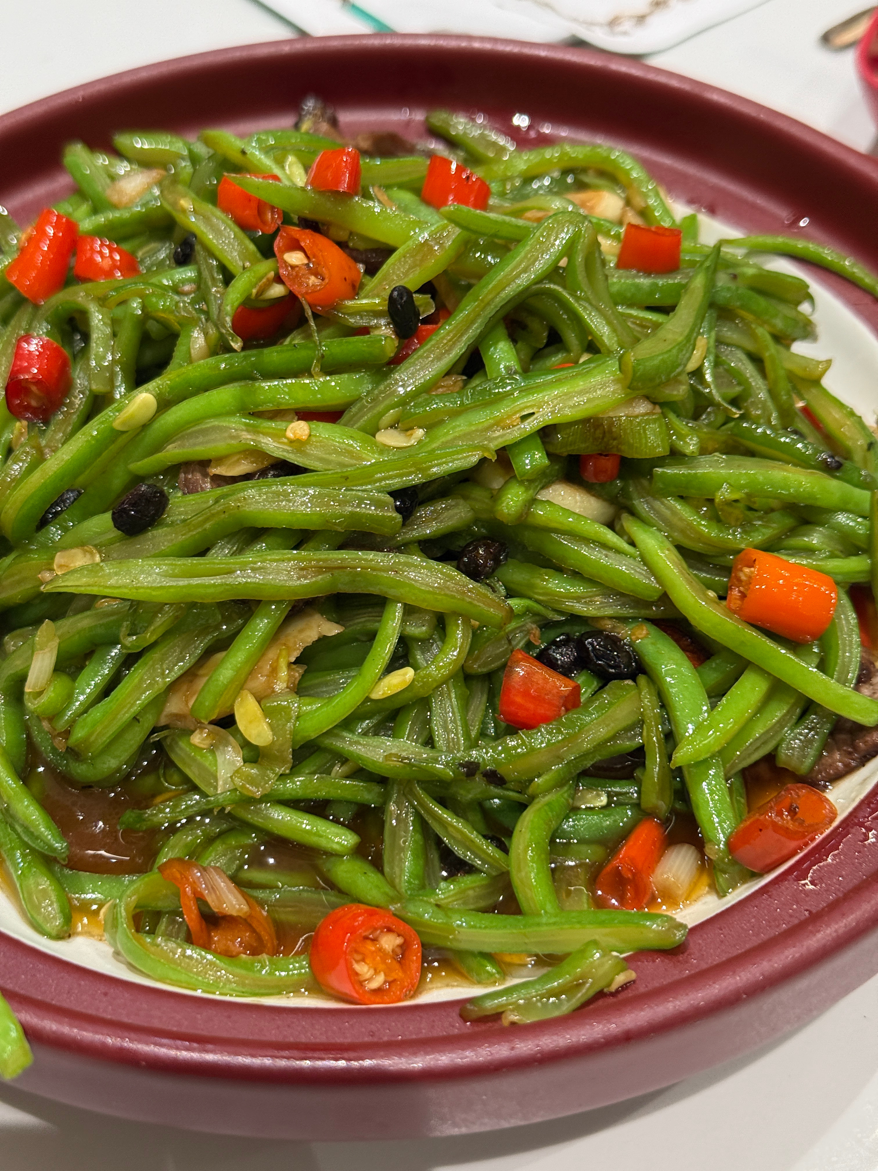 今日晚餐，今日晚餐吃个豆角➕羊肉饼，发现一家新的清真餐厅，感觉里面氛围真的好好[