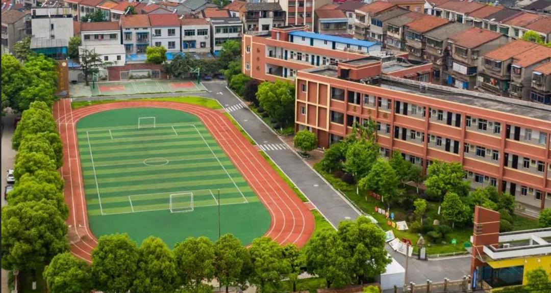 荆州家长放心了！1.28 亿清凉工程落地，425 所学校师生告别酷暑
每到夏天，