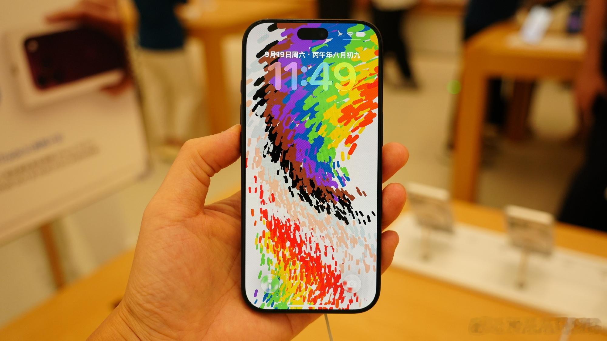 iPhone 18 Pro黑色版高清上手实拍图，今年黑色版一体性超级好，质感很绝