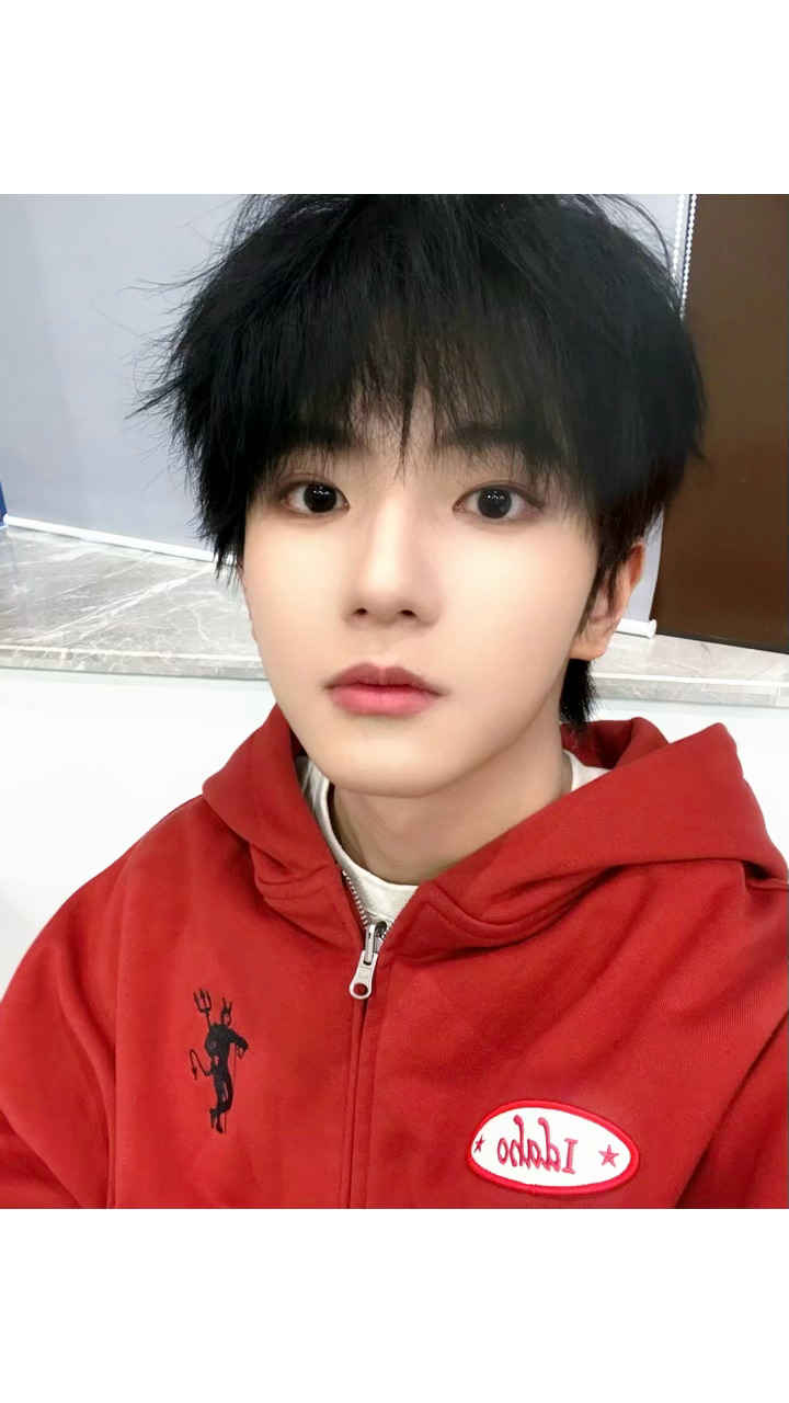 穆祉丞四宫格营业，好帅气好阳光的学长！有这样的颜值在，怎么拍都是好看的！！穆祉丞