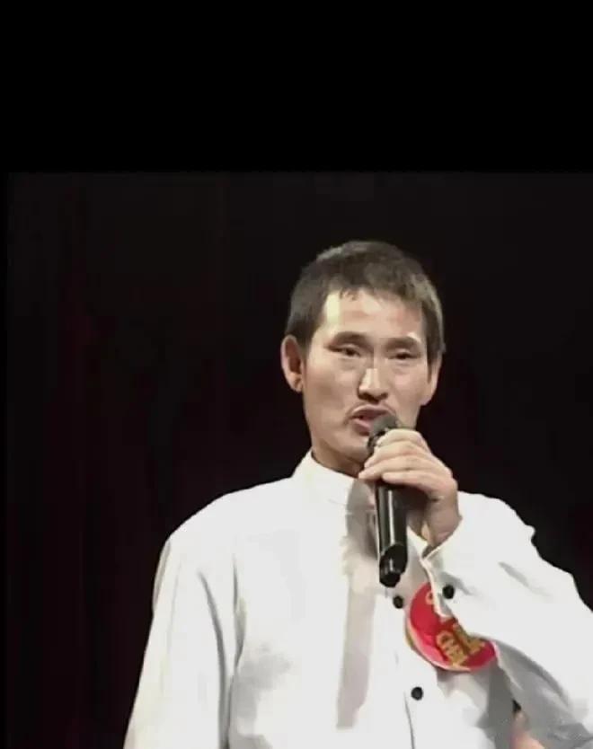 大衣哥：“闰土”变成了“老爷”。大衣哥今昔对比照。大衣不知何处去，桃花依旧笑春风