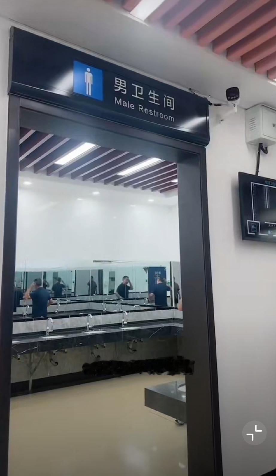女子跑到男厕所拍视频打卡，然后发到网上炫耀！如果性别换一下会怎么样？[酷拽]女厕
