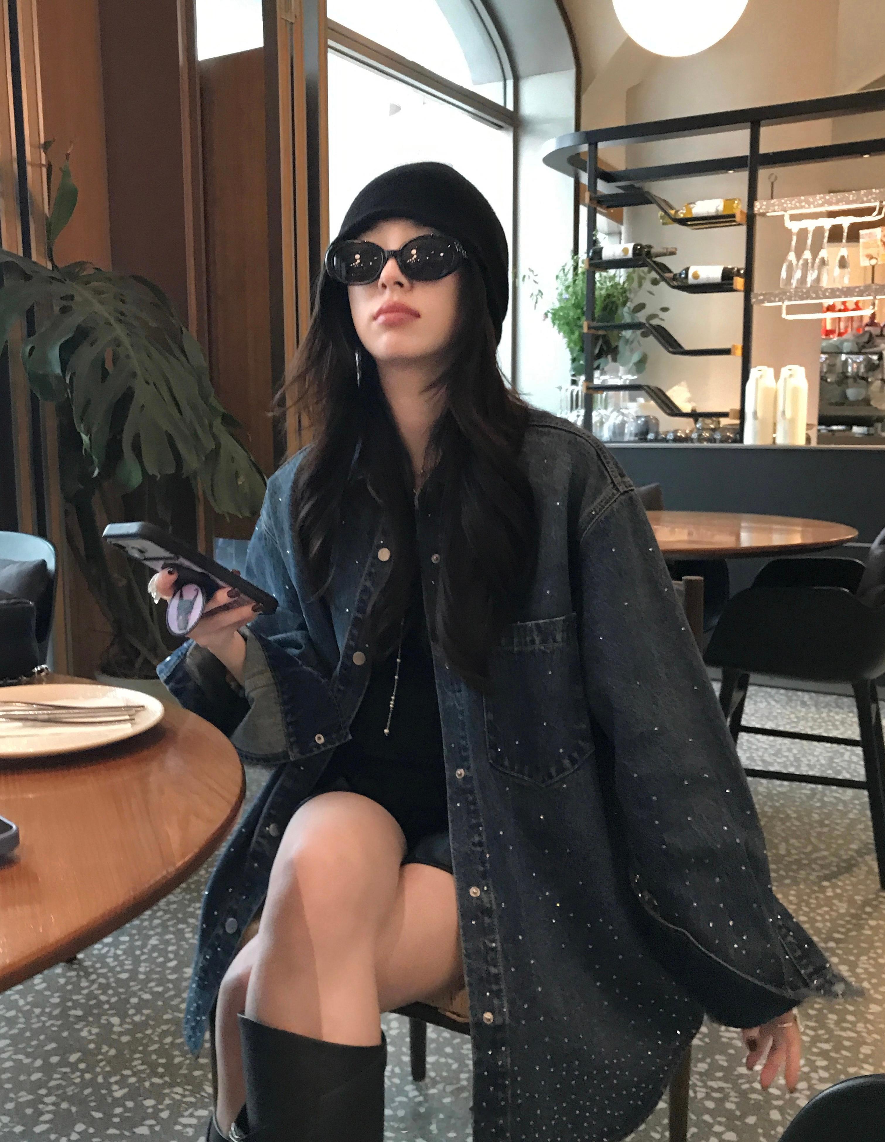 消费升级，越来越多好看的小姐姐用上了最新款iPhone 17 Pro Max！ 