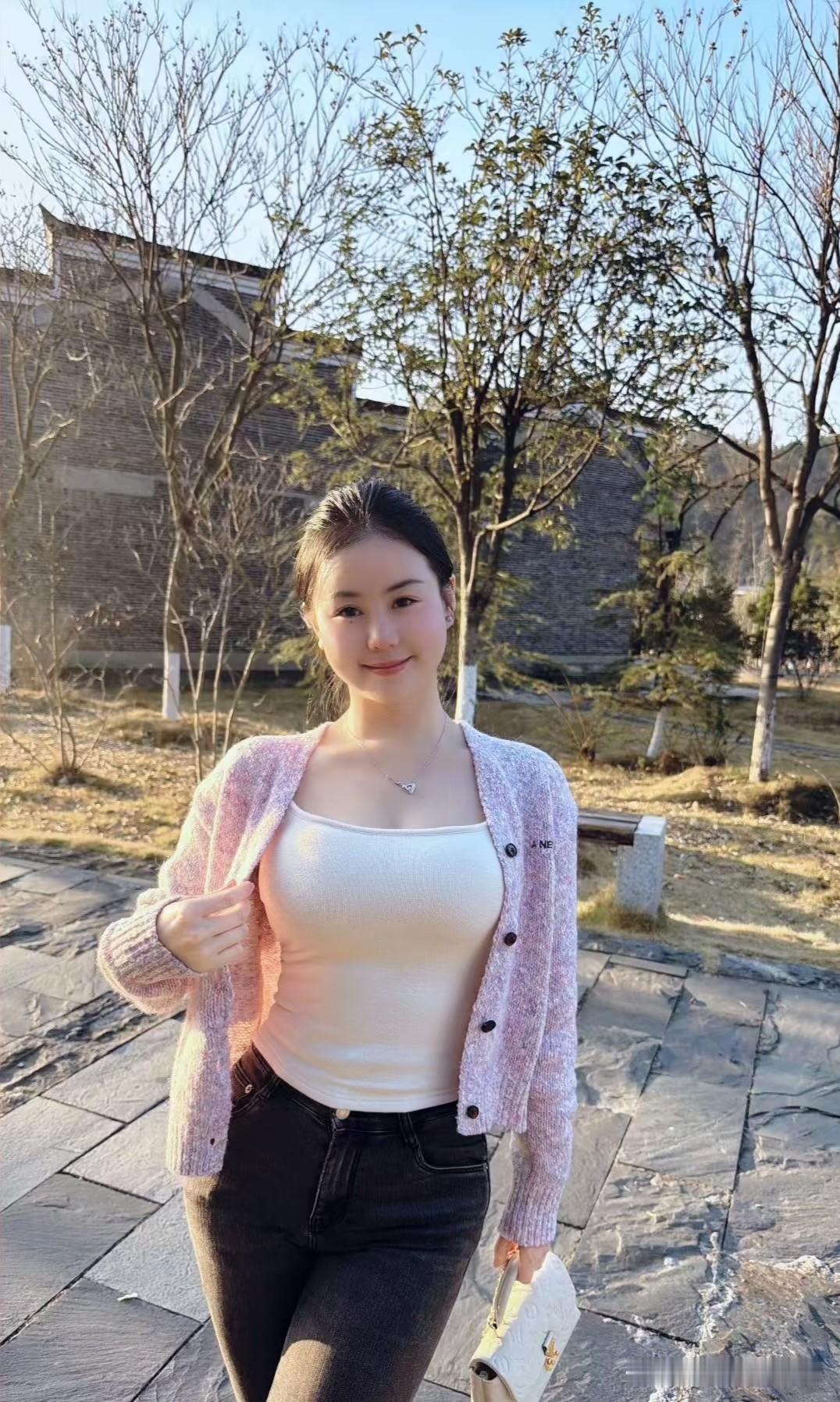 七言·郊隅闲影
 
晴光漫洒古村边，
浅粉柔衫衬静妍。
缓步庭前风淡淡，
一身清