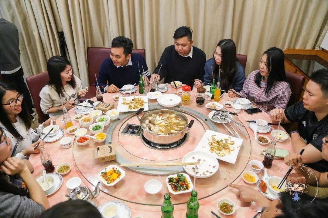 我认为中餐。
还是咱中餐最对味儿
要问我为什么更喜欢吃中餐？这还用问嘛！首先啊，