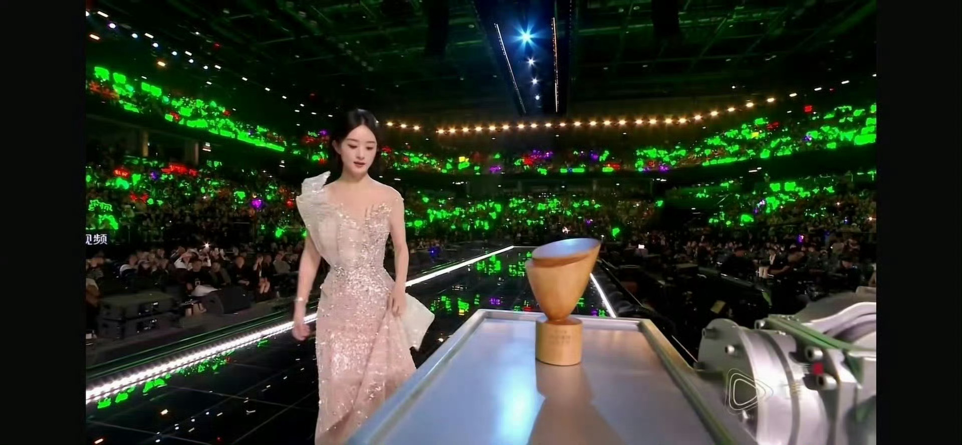 最期待的还是赵丽颖的红毯微博之夜内场