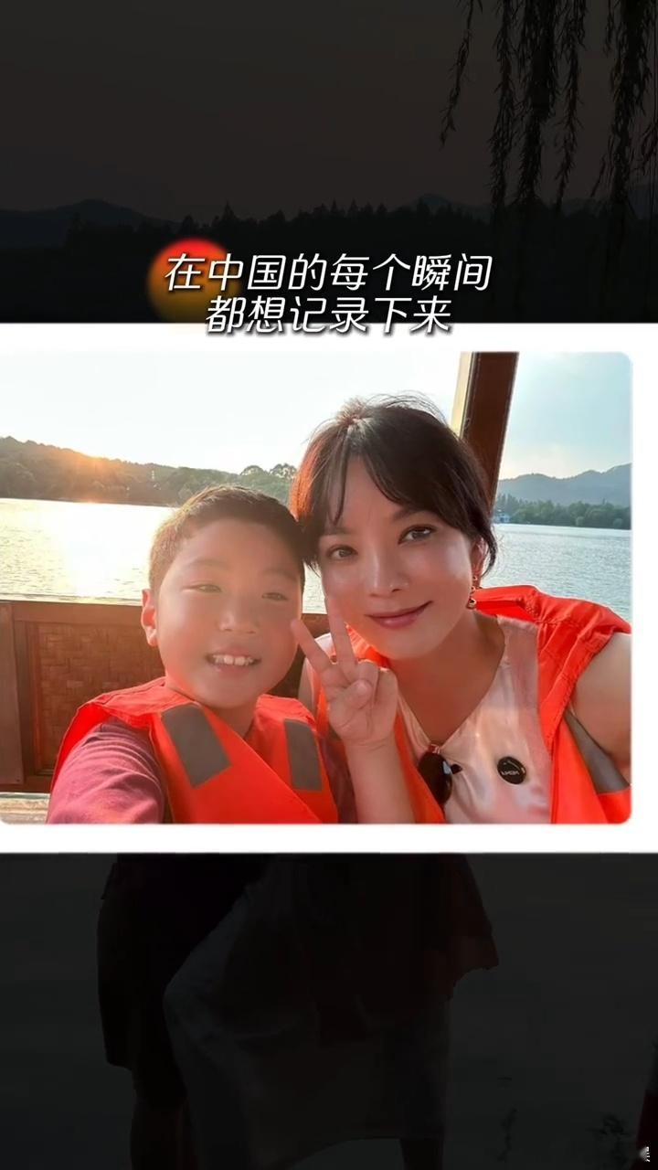 蔡琳儿子第一次来中国蔡琳带儿子游西湖 蔡琳带儿子来中国了，儿子这么大了 ​​​