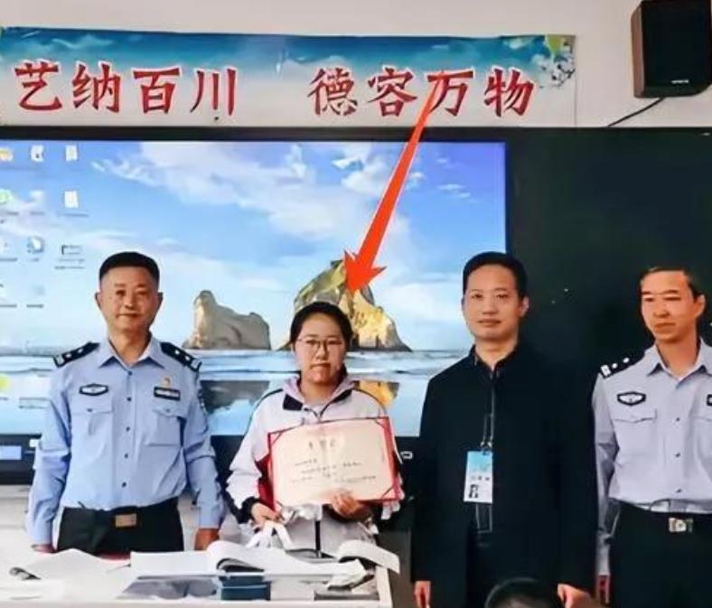 合肥人火了！男子1700元现金洒落一地却浑然不觉，本以为100%找不回，可是当他