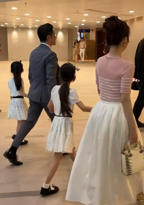夫妻结婚进入第9个年头，也看得出郭富城对方媛特别宠爱，方媛脸上也尽显温柔富贵气。