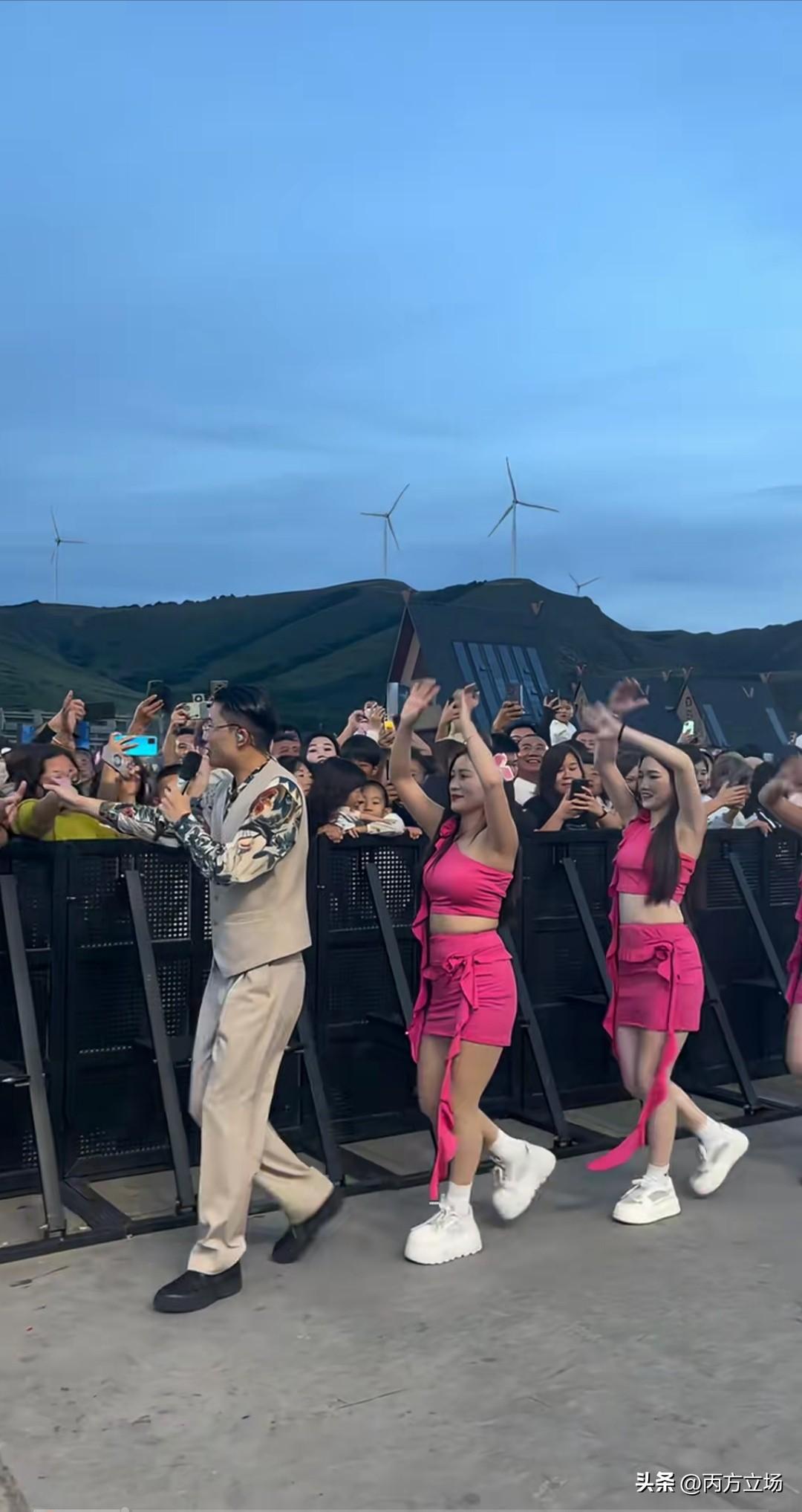 大网红励志青年郭有才在风力发电景区开唱，背后大风车呼呼转，他带着舞伴又唱又跳，直