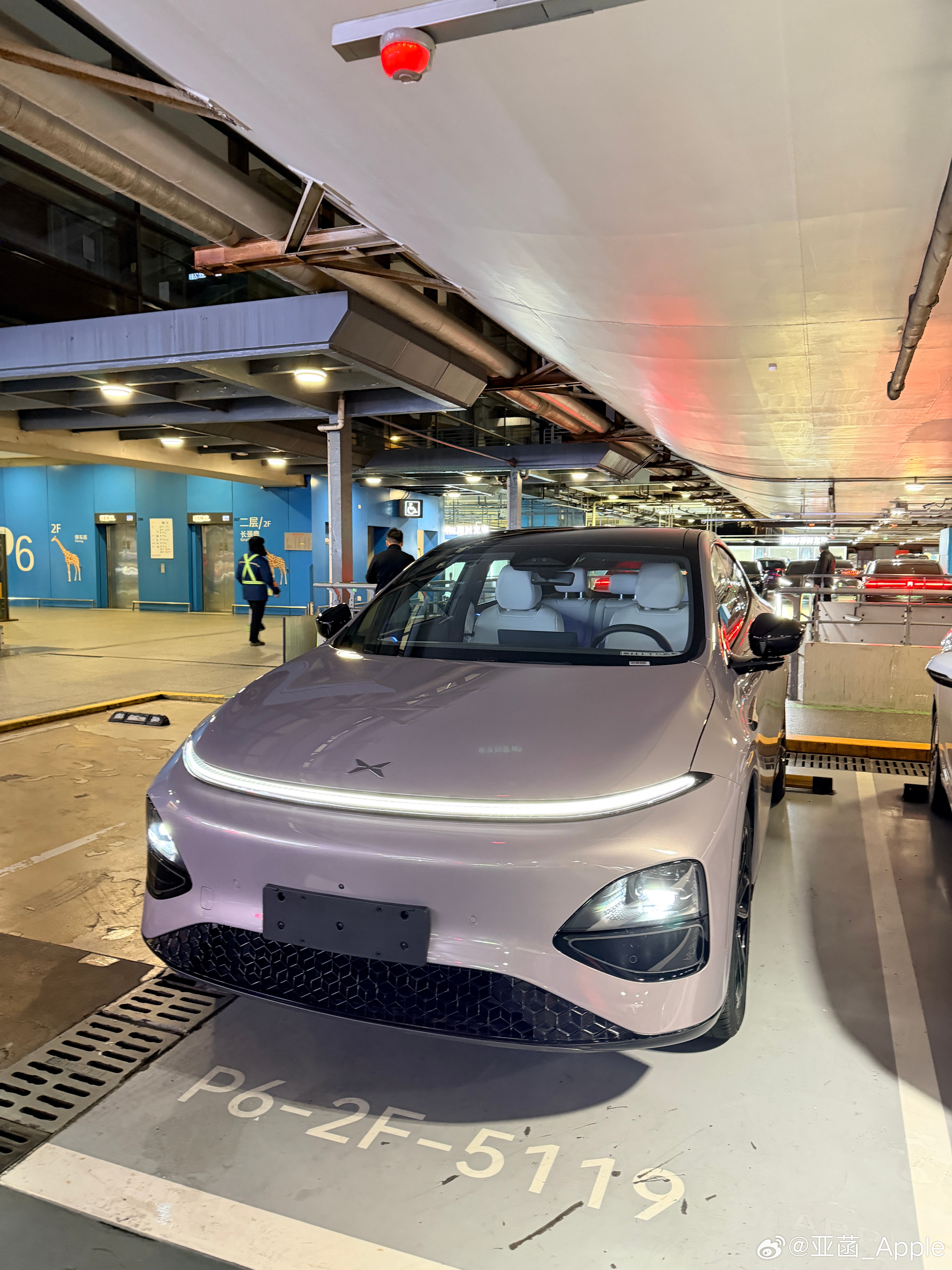 一下飞机就有新的小鹏G6超级增程等着的感觉也太棒了谁懂广州和上海的温差 坐进车里