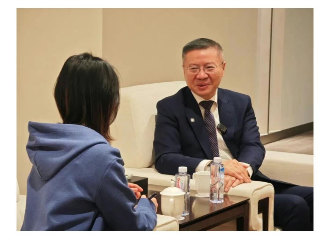 张维为教授接受《中国石油报》采访。
12月11日，张维为教授在参加国际能源发展高