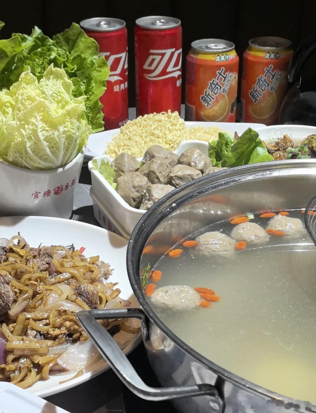 嫌潮汕火锅太淡欲写5000字差评一直都这样的啊，几颗牛肉丸，一点枸杞红枣白萝卜就