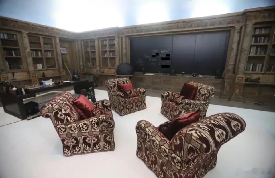 爱泼斯坦萝莉岛豪宅内挂诡异面具 12月3日报道，美国众议院监督委员会的民主党人发