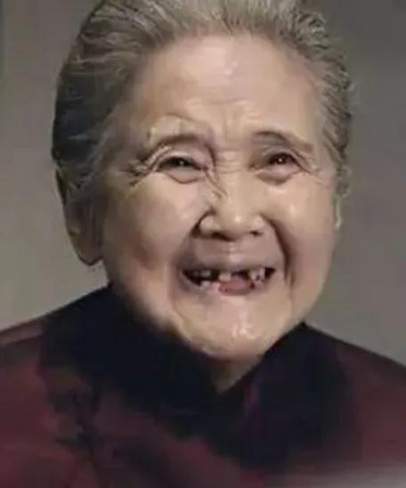  聋老太太的扮演者鲁园1928年9月-2020年2月8日，享年92岁，1950年