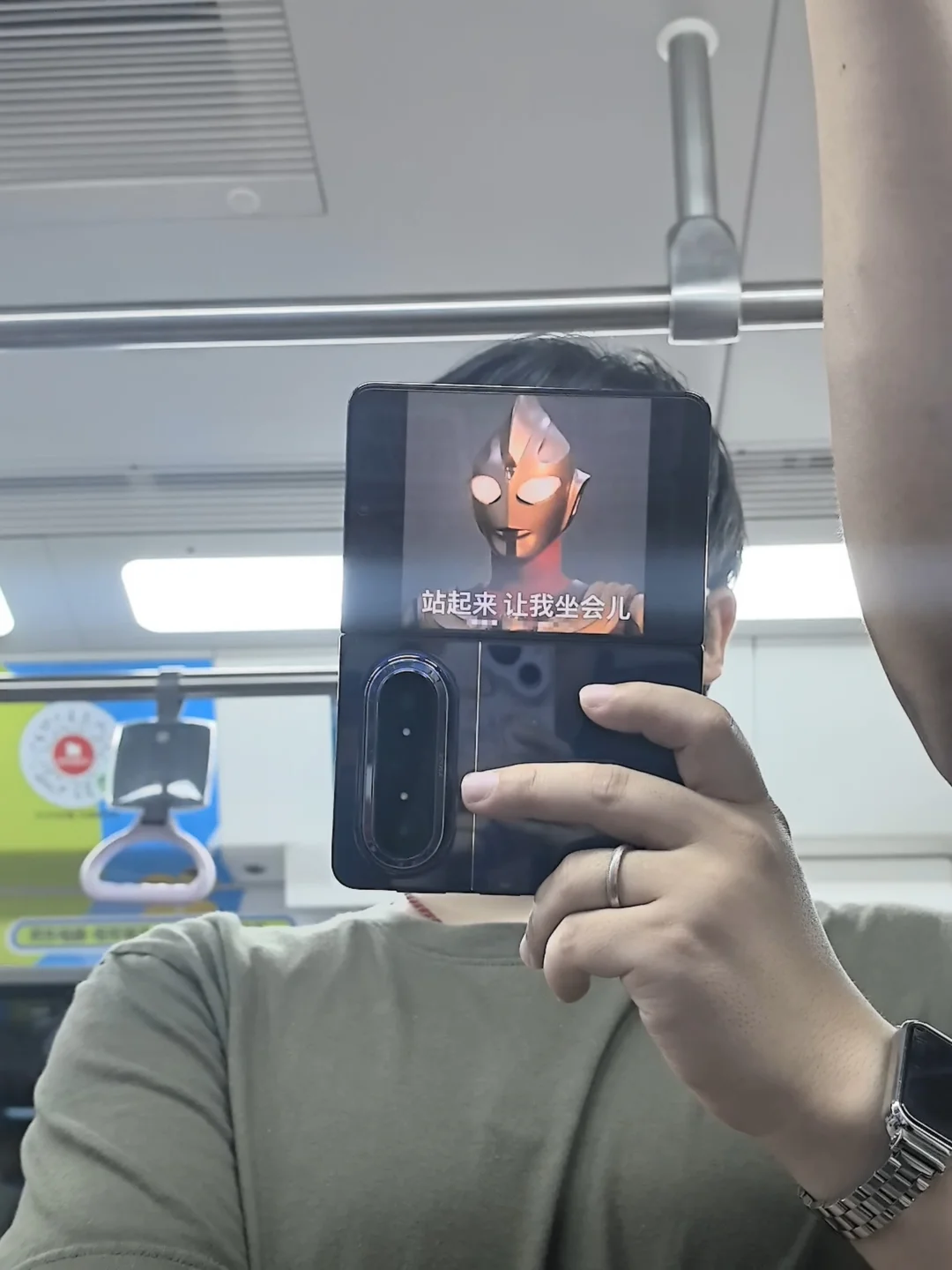 快看👀地铁上有个显眼包🤭