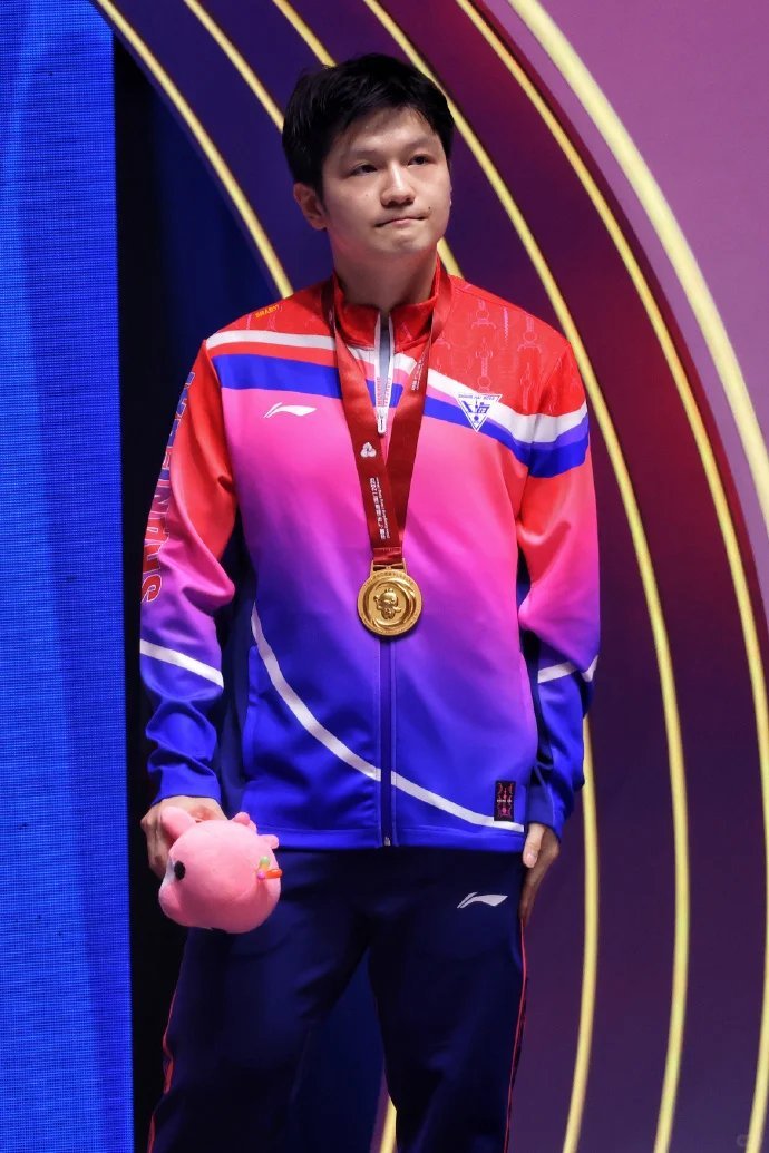 国乒领奖台名场面！三巨头同框笑到我心化✨谁懂啊家人们！11 月 16 日全运会男