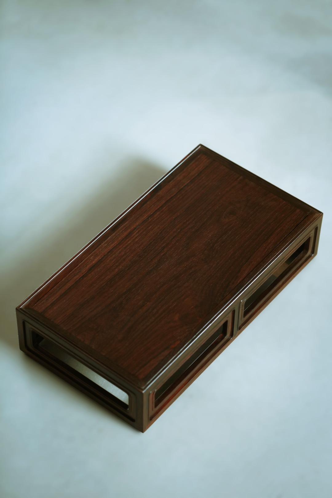 酸枝【祥临】香几器形规范端庄、秀美，纯榫卯，造型端庄婉丽，案上收纳，兼放香器。3