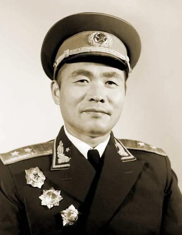 1949年，一个解放军军长回家探亲，娘亲就在眼前，他却假装不认识，还说：“大娘，