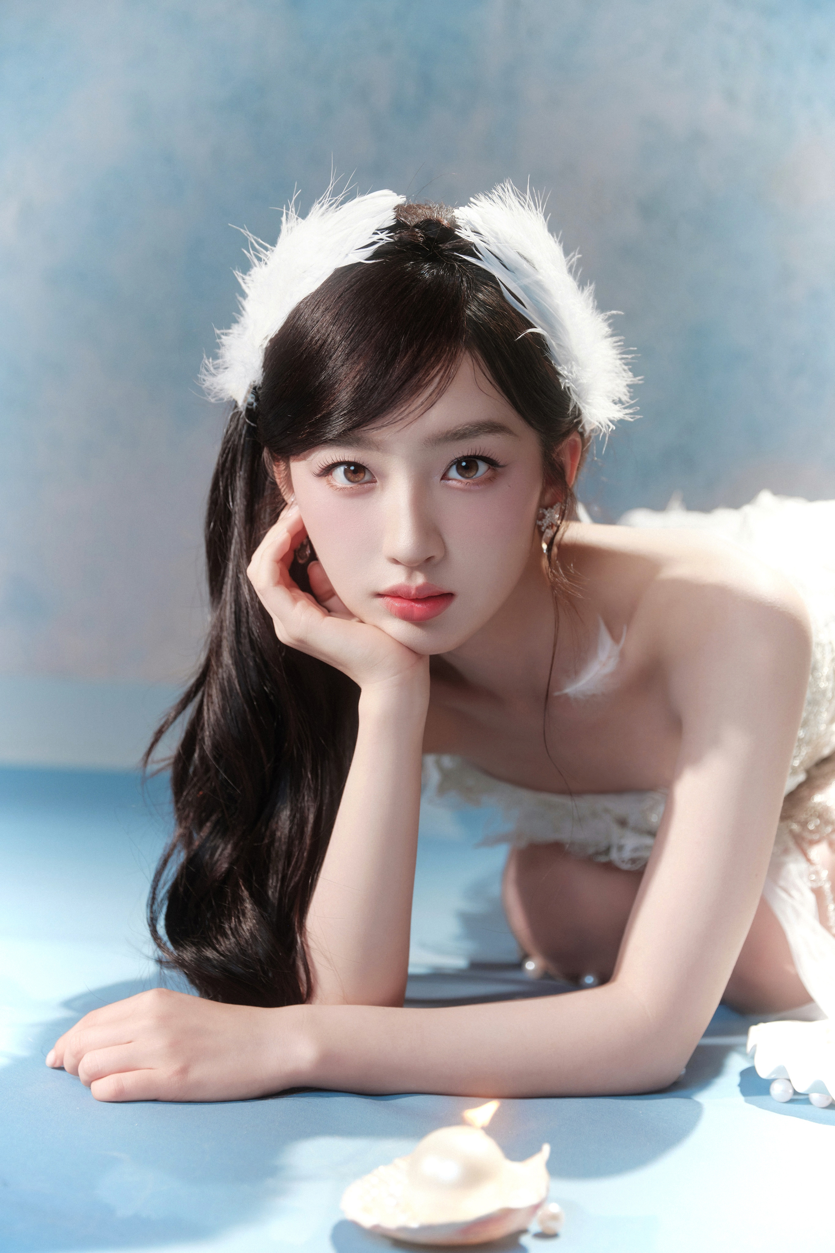 邓恩熙  芭蕾少女的裙摆揉碎了温柔，羽毛发饰轻垂，白纱与碎花相拥有像一首被定格的