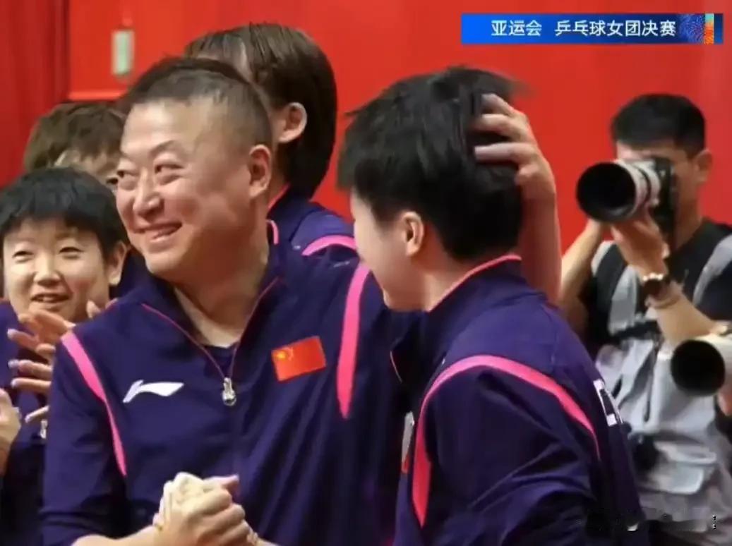 中国女乒顺利拿下冠军，赛场上下处处都是喜悦的氛围。赛后马琳温柔抚摸范姝涵，眼神满