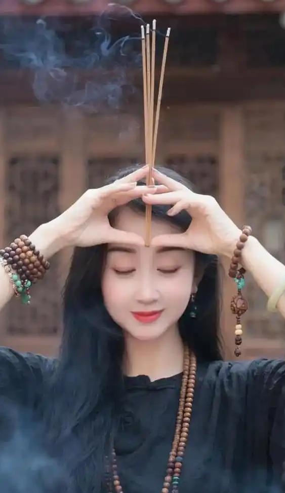 上联：红尘看淡随烟散；
------平平仄仄平平仄
下联：？？（小林邀友赐对）
