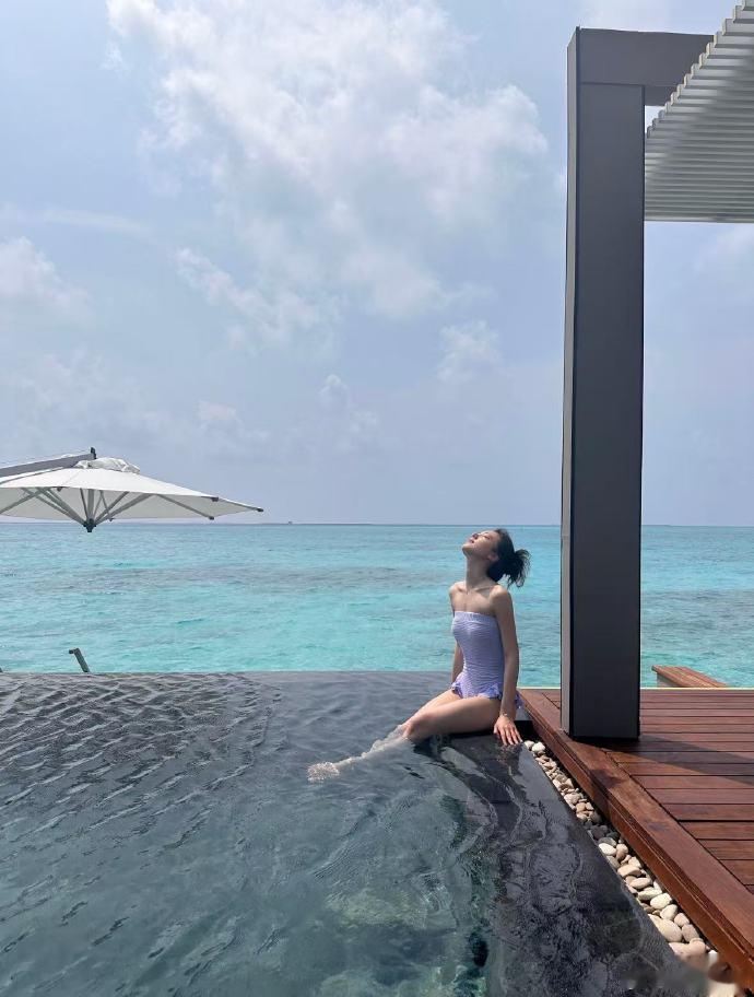 好美的赵今麦呀紫色抹胸泳衣很好看哦，麦麦身材也很棒enjoy～