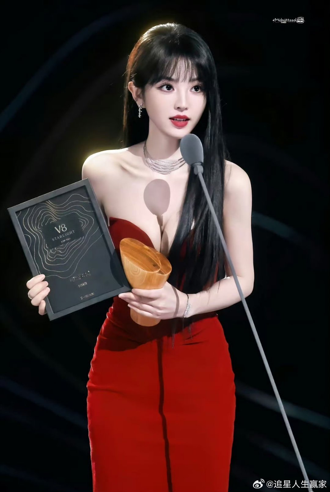 田曦薇真是甜妹脸御姐身材完全就是小猫御姐转换 