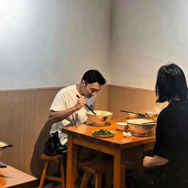 常言道，民以食为天。天王巨星下了飞机不赶彩排，先蹲街边啃肉夹馍，这你受得了吗？回