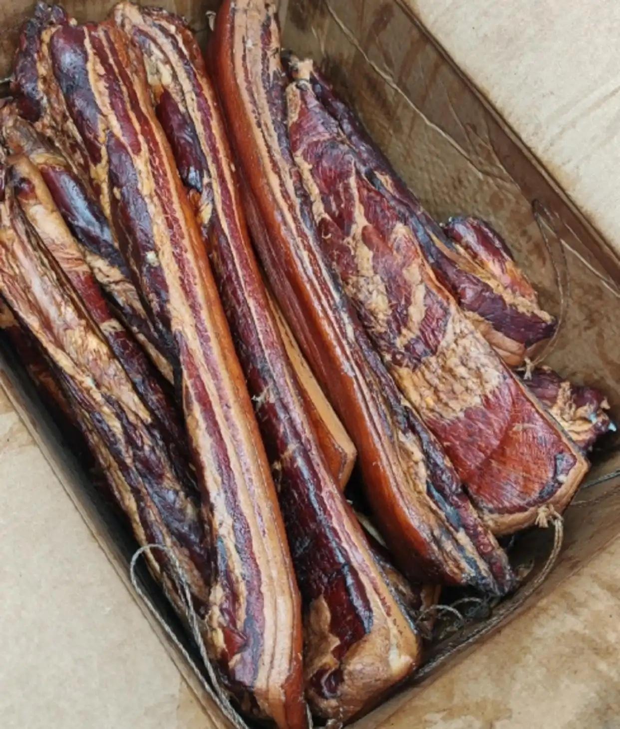 舅舅咳着熏完30斤腊肉，我转的2000块显得太轻了
舅舅寄来30斤腊肉，我立马转