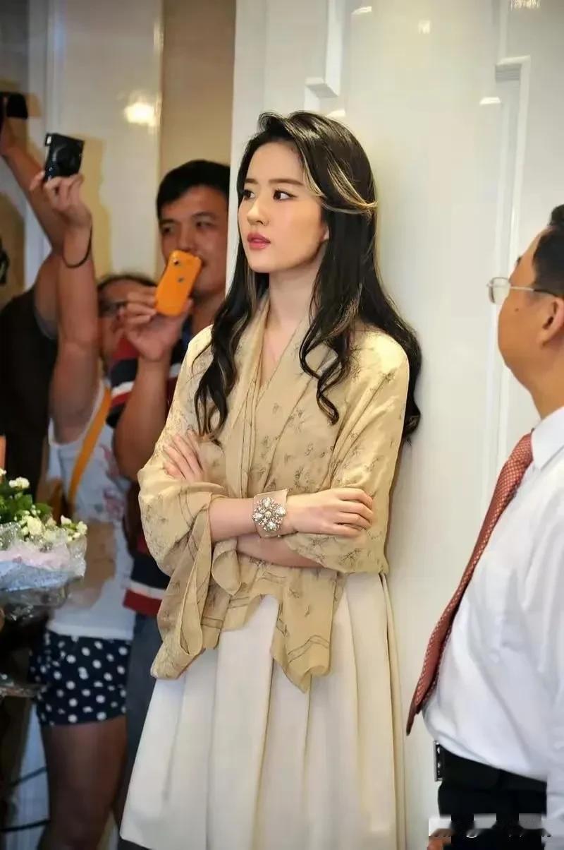 照片中这个美女太漂亮了，旁边这个大肚子大叔盯着她看，怎么看都看不够。
这个女人的