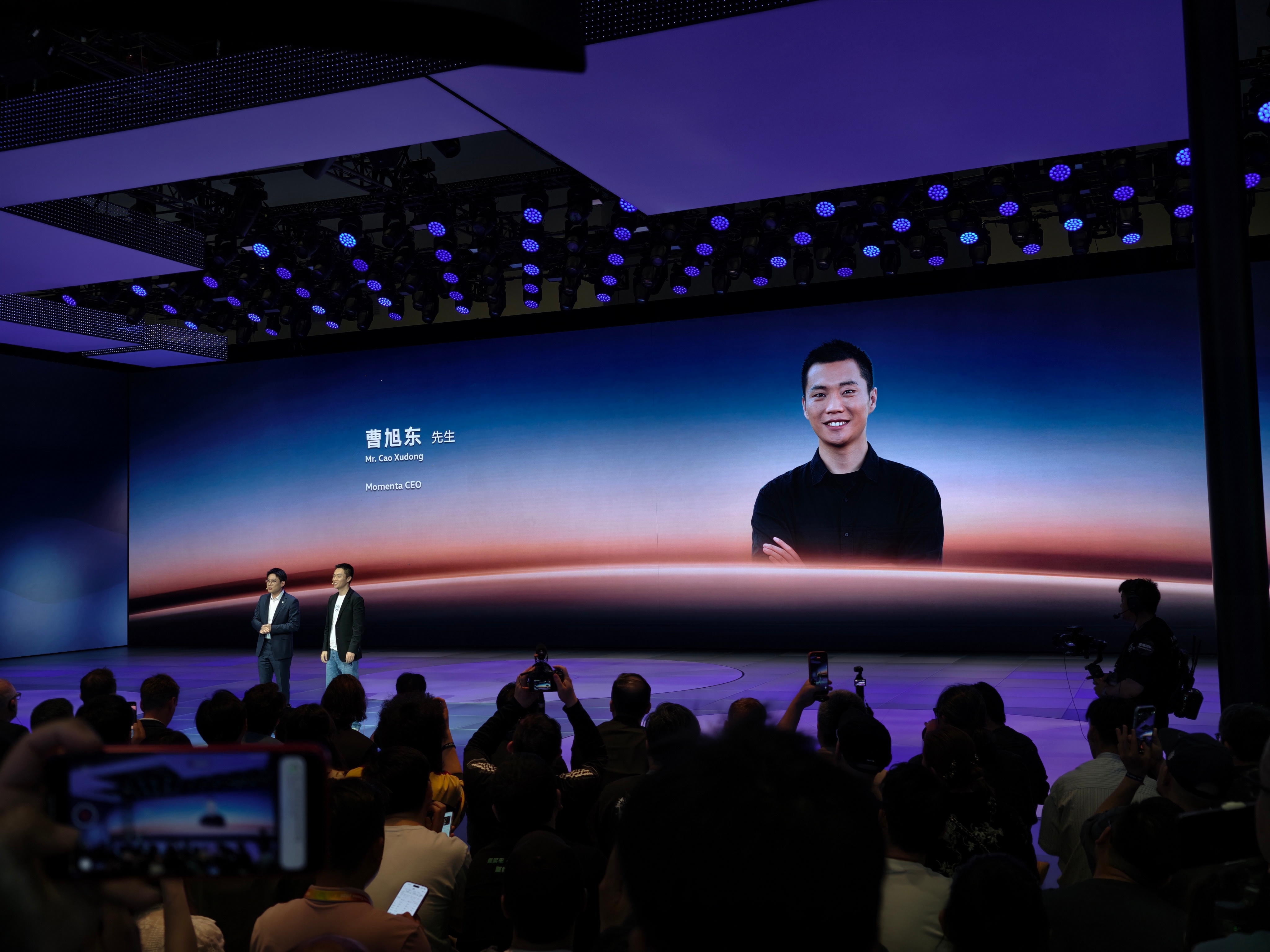 今天大众iD ERA 9X发布，先公布了纽北零电量跑完，然后请曹旭东来介绍首个搭