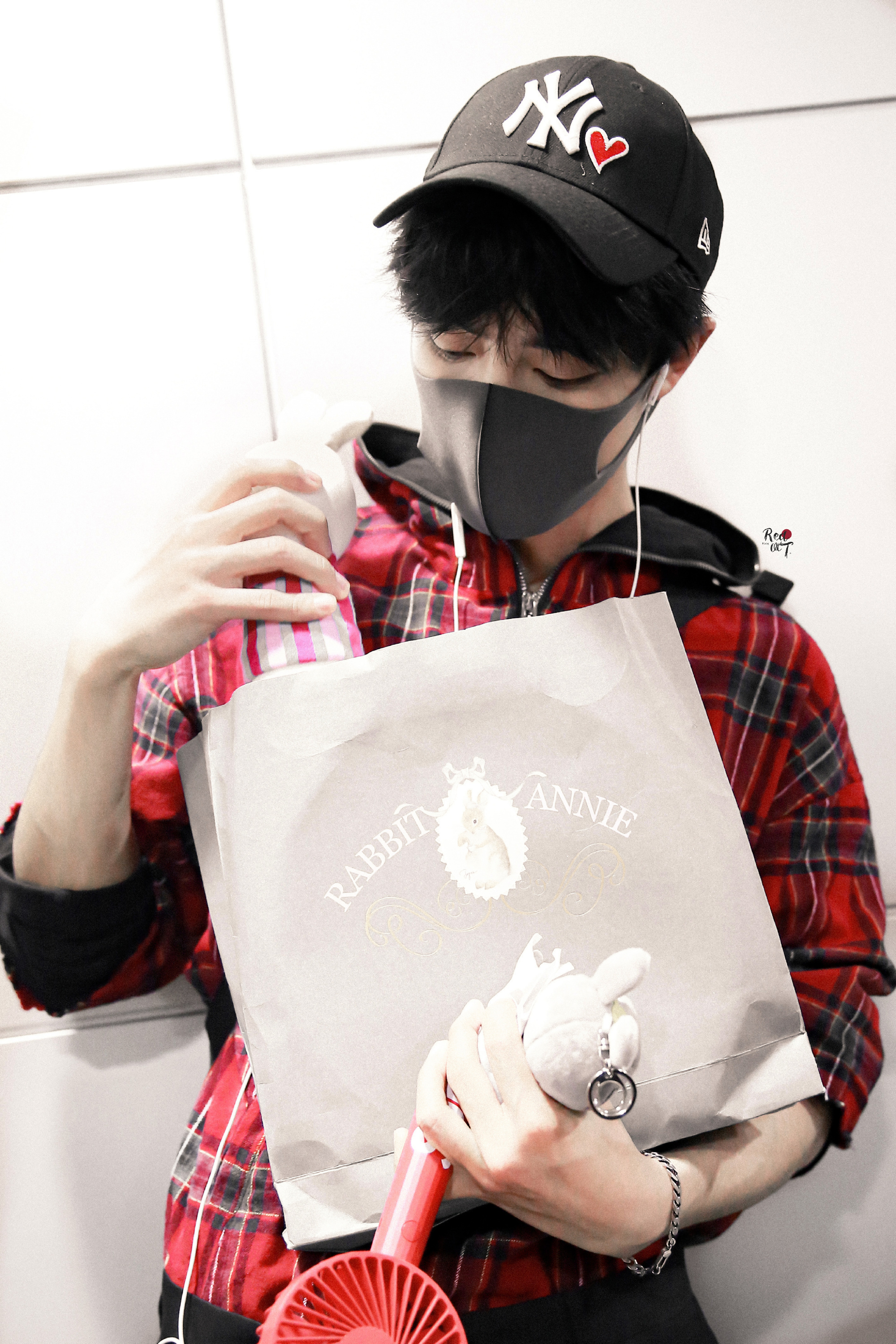 红红火火的肖战！除夕快乐！马上有钱！马年行大运！肖战◎春晚节目单