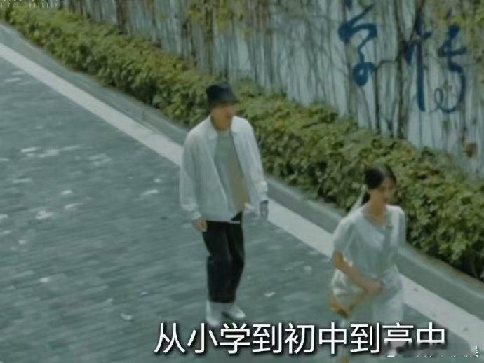 舆论能造神也能伤人《暗潮缉凶》中，舆论的神是“人造偶像”，伤是“偶像塌房”的碎片