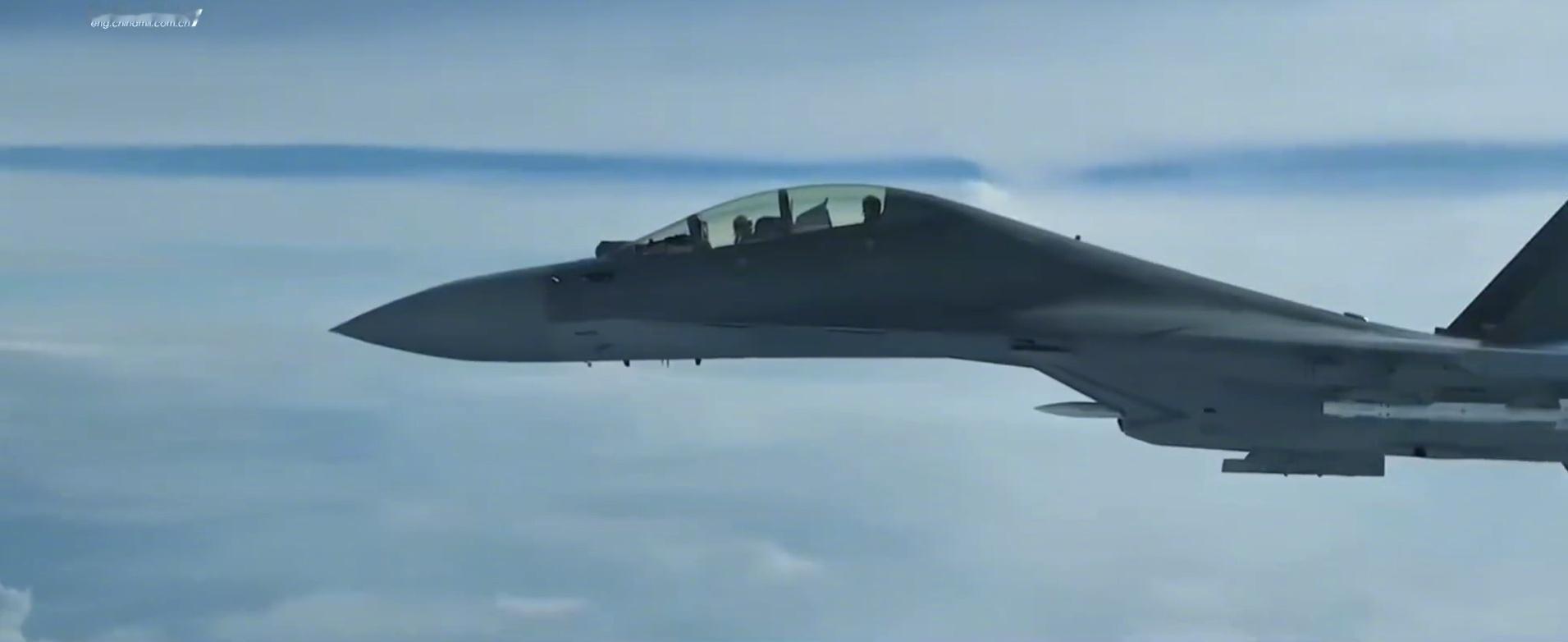 🔸军网英文发布的视频中，这个画面角度挺不错。整个视频讲的是歼-16如何在一线执